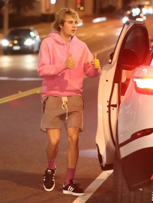 Justin Bieber sendiri terlihat menggunakan hoodie berwarna pink saat kejadian itu. (BackGird/E! News)