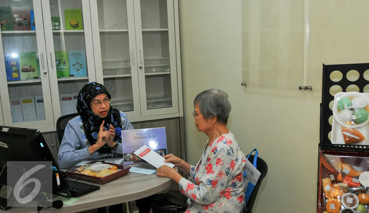 Seorang pasien berkonsultasi kepada petugas di ruang edukasi gizi diabetes melitus, Jakarta, Rabu (8/6). Dep Penyakit Dalam FK  UI dan Sun Life dirikan Poliklinik Edukasi Diabetes Melitus Terpadu di RSCM. (Liputan6.com/Yoppy Renato)