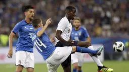 Pemain Italia, Jorginho berusaha menghalau bola dari kaki pemai Prancis, Paul Pogba pada laga uji coba di Allianz Riviera stadium, Nice, (1/6/2018). Prancis menang 3-1. (AP/Claude Paris)