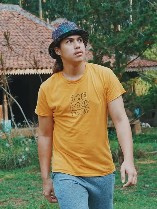 Bisa dibilang jika topi menjadi salah satu fashion item andalan El Rumi. Bahkan anak Maia Estianty ini tampak keren mengenakan topi. Seperti saat hangout,El Rumi terlihat makin trendi dengan topi motif.(Liputan6.com/IG/@elelrumi)