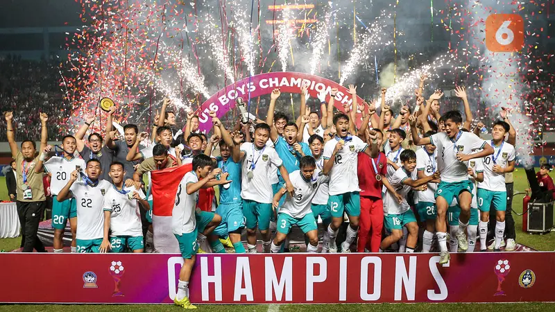 Foto: Bima Sakti dan Timnas Indonesia U-16 Kasih Kado Trofi Juara Piala AFF U-16 2022 untuk Kemerdekaan RI