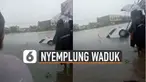 Terlihat sebuah mobil berwarna putih sudah terendam air hampir seluruhnya.