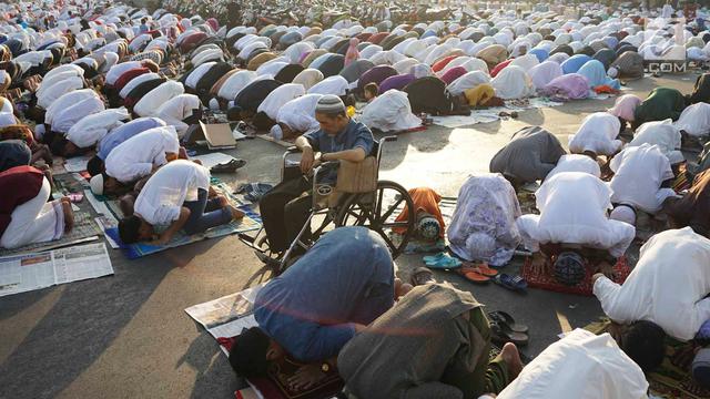 Gelar Salat Id, Warga Padati Persimpangan Pasar Senen