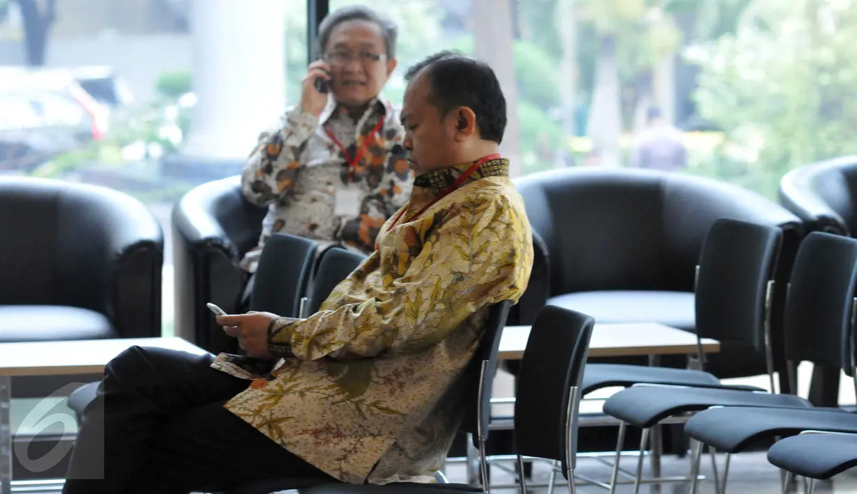Mantan Sekjen Partai Nasdem, Patrice Rio Capella menunggu di ruang tunggu Gedung KPK, Jakarta, Jumat (16/10). Rio akan diperiksa sebagai saksi kasus dugaan suap penanganan perkara Bansos Provinsi Sumut. (Liputan6.com/Helmi Afandi)