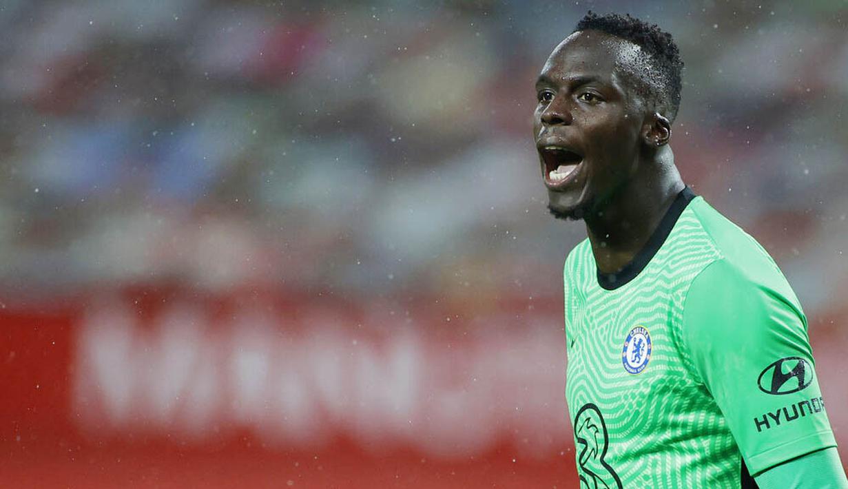 Edouard Mendy - Di sektor penjaga gawang Thomas Tuchel masih bisa mempercayakan Mendy sebagai benteng terakhir. Kiper Senegal itu benar-benar terbukti tangguh dalam mengawal mistar gawang sejak bergabung dengan The Blues musim panas lalu. (Foto: AP/Phil Noble)