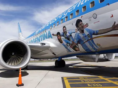 Sebuah pesawat khusus disiapkan untuk mengangkut pemain Timnas Argentina di Bandara Ezeiza di Buenos Aires, Argentina, (3/6/2014). (REUTERS/Marcos Brindicci)