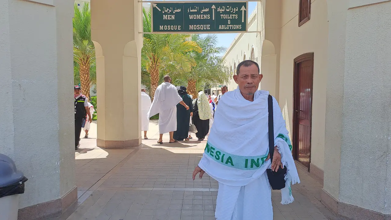 Jemaah Haji Indonesia Mengambil Miqat di Masjid Dzulhulaifah