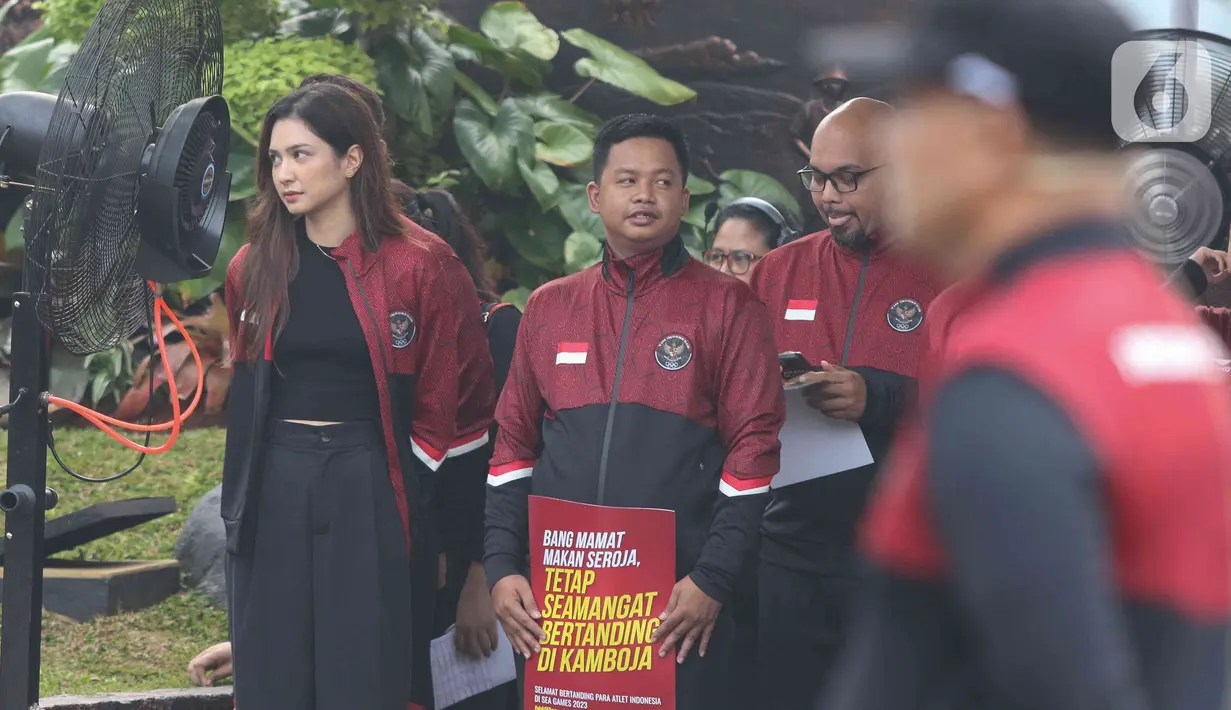 Aktris Mikha Tambayong dan komika Dustin Tiffani hadir dalam pengukuhan dan pelepasan kontingen Indonesia untuk SEA Games ke-32 Kamboja di Lapangan Kementerian Pemuda dan Olahraga (Kemenpora), Jakarta, Selasa (2/5/2023). (Liputan6.com/Herman Zakharia)