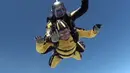 Seorang veteran bernama Verdun Hayes melakukan skydiving di Devon, Inggris, Minggu (14/5). Kakek 101 tahun itu memecahkan rekor dunia untuk skydiver tandem tertua setelah melompat dari ketinggian 15.000 kaki (4,5 km). (Skydive.buzz via AP)