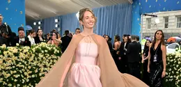 Maya Hawke dalam Met Gala 2025. (ANGELA WEISS / AFP)