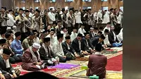 Presiden Joko Widodo atau Jokowi dan Wakil Presiden Ma'ruf Amin melaksanakan salat Idul Fitri 1445 Hijriah di Masjid Istiqlal Jakarta Pusat, Rabu (10/4/2024). (Merdeka).
