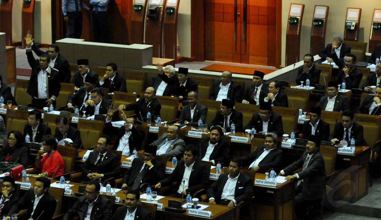 Sidang Paripurna II DPR yang digelar untuk memilih pimpinan DPR penuh hujan interupsi dan protes dari sejumlah kubu yang berbeda pandangan, Jakarta, (1/10/14). (Liputan6.com/Andrian M Tunay)