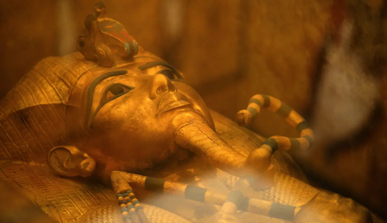 Sarkofagus emas dinasti ke-18 Firaun Tutankhamun (1332–1323 SM) terlihat di ruang pemakamannya di makam bawah tanahnya (KV62) di Lembah Para Raja di tepi barat sungai Nil, Luxor, Mesir (31/1). (AFP Photo/Mohamed El-Shahed)