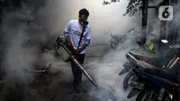 Petugas melakukan pengasapan atau fogging untuk membasmi nyamuk demam berdarah dengue (DBD) di kawasan Kebayoran Lama, Jakarta Selatan, Kamis (14/11/2019). Fogging dilakukan untuk mengantisipasi perkembangbiakan nyamuk DBD. (Liputan6.com/JohanTallo)