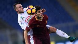Pemain Roma, Diego Perotti (kanan) berebut bola dengan pemain Chievo, Filippo Costa pada lanjutan Serie A Italia di Olympic Stadium, Roma, (22/12/2016).  (AFP/Filippo Monteforte)
