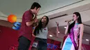 Krisshatta dan Runner Up 1 Miss Celebrity 2012 Imas Fitria turut menjadi bintang tamu di audisi hari kedua di Medan, (14/9/14). (Liputan6.com/Faizal Fanani)
