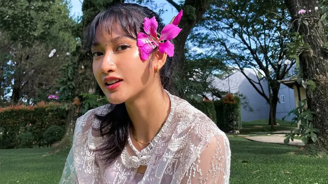 6 Gaya Claresta Taufan Bintang Film 'Abadi Nan Jaya' Pakai Outfit Brokat, Menawan