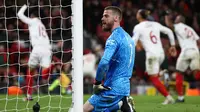 Pemain MU, David De Gea termenung melihat gawangnya dibobol Sevilla di leg pertama perempat final Liga Europa 2022/2023 hari Jumat (14/04/2023) dini hari WIB. (Darren Staples / AFP)