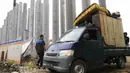 Sebuah mobil pickup mengangkut barang warga saat pembebasan lahan proyek Jalan Tol CIbitung-CIlincing seksi 4 di kawasan Semper Timur, Cilincing, Jakarta Utara, Selasa (8/11/2022). PT Cibitung Tanjung Priok Port Tollways (CTP Tollways) sebagai Badan Usaha Jalan Tol (BUJT) mencatat progres pembebasan lahan untuk seksi 4 sepanjang 7,28 km telah mencapai 100% dan ditargetkan pembangunannya selesai pada akhir tahun 2022. (Liputan6.com/Herman Zakharia)