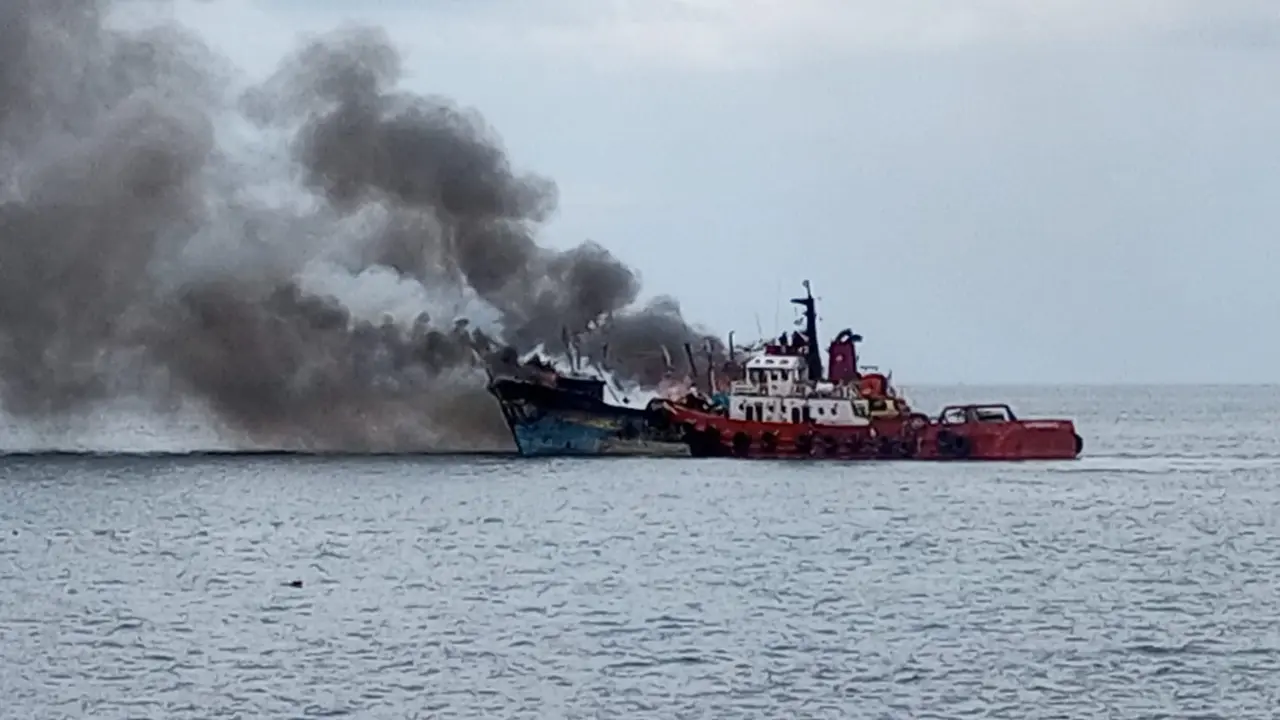Kapal Tugboat milik KSOP Tanjungwangi dikerahkan untuk memadamkan kapal ikan yang terbakar di pantai Selat Bali (Istimewa)