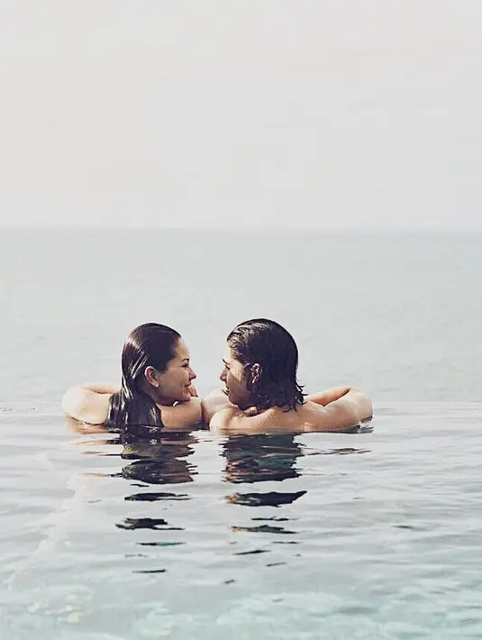 Yang terbaru, keduanya mengunggah saat sedang renang di sebuah tempat di daerah Bali. Keduanya membagikan ke akun instagram masing-masing dengan foto berbeda. (Instagram/alyssadaguise)