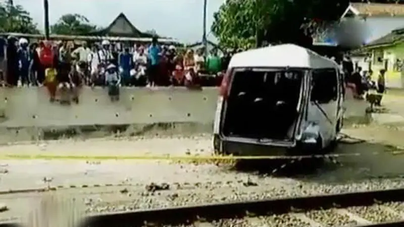 Kereta Tabrak Minibus hingga Jokowi Peringati ke-62 KAA