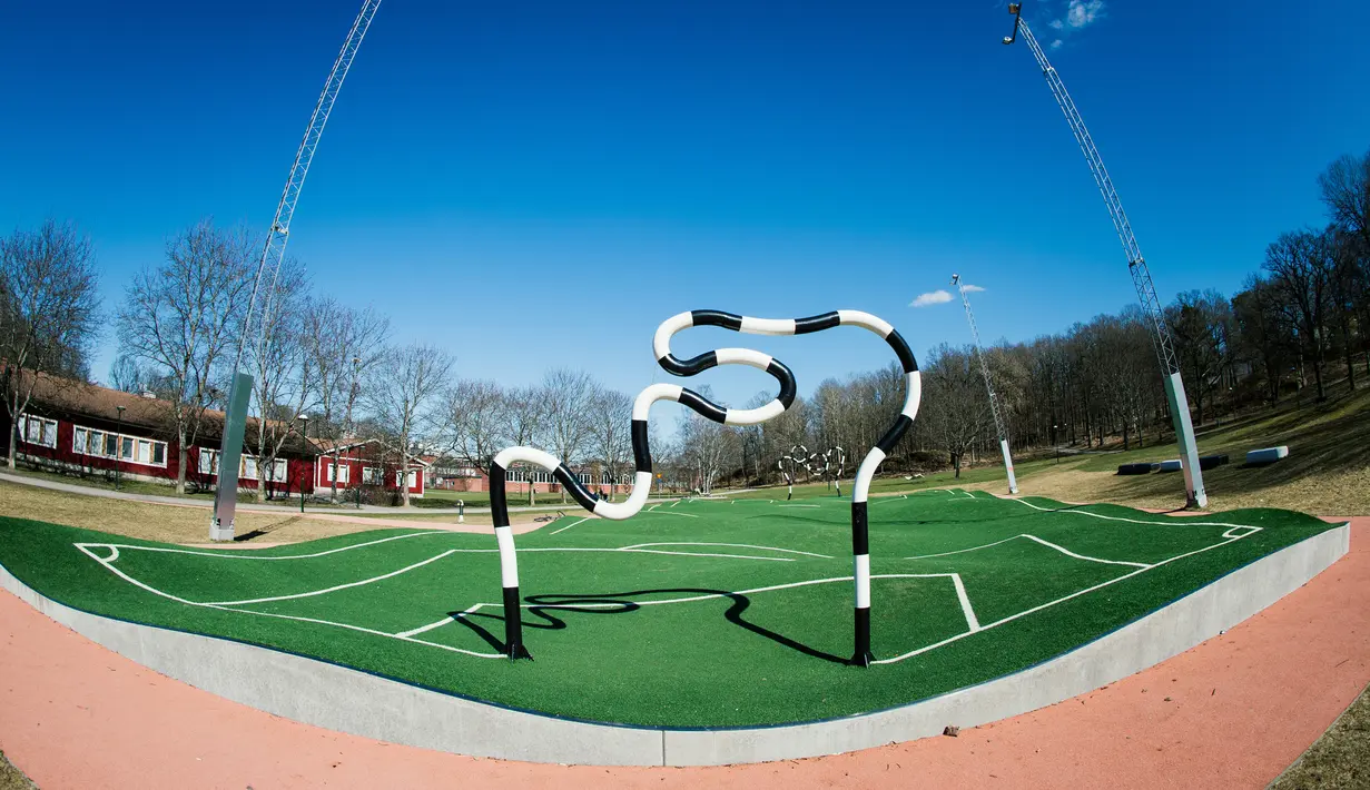 Pemandangan dari lapangan Puckelboll di Skarholmen, Stockholm, Swedia, 11 April 2016.  Lapangan bergelombang karya seni dari Johan Storm ini juga memiliki gawang yang bergelombang. (Jonathan NACKSTRAND/AFP)