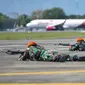 Sejumlah personel TNI AU bersiap melakukan tembakan saat latihan serangan pesawat di Lanud Sultan Iskandar Muda, Blang Bintang, Provinsi Aceh, Kamis (19/2/2020). (CHAIDEER MAHYUDDIN/AFP)