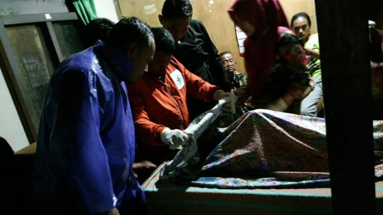Evakuasi salah satu korban meninggal tragedi banjir bandang Sungai Rejasa, Belik, Pemalang. (Foto: Liputan6.com/Polres Pemalang/Muhamad Ridlo)