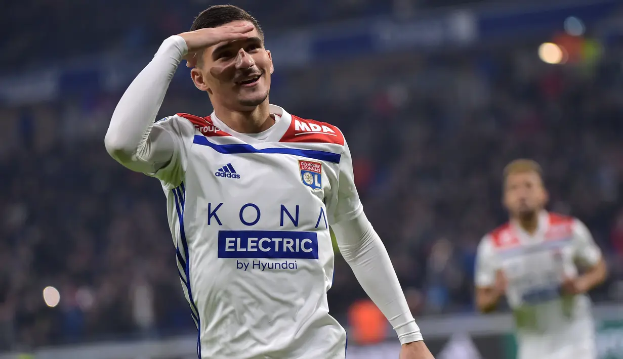 Pemandu bakat Liverpool dan Manchester City dikabarkan sering membahas kehebatan Houssem Aouar gelandang Lyon berusia 21 tahun ini. Dibutuhkan dana hingga 53 juta pounds untuk membawa pemain ini dari Lyon. (AFP/Roman Lafabregue)