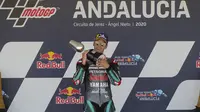 Pembalap Petronas Yamaha, Fabio Quartararo, merayakan kemenangan di atas podium usai menjuarai MotoGP Andalusia di Sirkuit Jerez, Minggu (26/7/2020). Fabio Quartararo berhasil finis pertama dengan catatan waktu 41 menit 22,666 detik. (AP Photo/David Clares)