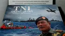 Penampakan buku ‘TNI dan Air Asia QZ8501’ yang diluncurkan Panglima TNI Jenderal Moeldoko di Gedung Media Center, Mabes TNI Cilangkap, Jakarta, Selasa (5/5/2015). (Liputan6.com/Yoppy Renato)