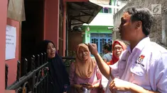 Petugas PPS Kelurahan Menteng mengecek Daftar Pemilih Tetap (DPT) ke rumah warga di Kelurahan Menteng, Jakarta, Rabu (17/10). Enam bulan sebelum Pemilu 2019, KPU DKI Jakarta menyelenggarakan Gerakan Pengecekan DPT Serentak. (Merdeka.com/Imam Buhori)