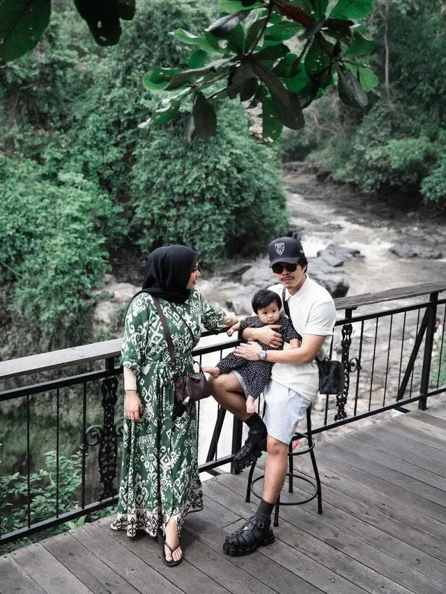 Gaya Aurel Hermansyah Liburan di Bali Bareng Atta dan Ameena, Ceria ala Summer Look