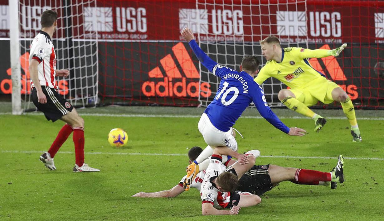 Pemain Everton, Gylfi Sigurdsson, mencetak gol ke gawang Sheffield United pada laga Liga Inggris di Stadion Bramall Lane, Sabtu (26/12/2020). Everton menang dengan skor 1-0. (George Wood/Pool via AP)