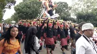 Pawai ogoh-ogoh di Pura Eka Wira Anantha, Kota Serang, Banten. (Liputan6.com/Yandhi Deslatama)