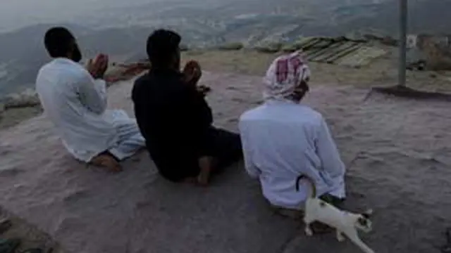 Beberapa peziarah berdoa di puncak Jabal Tsur, ketika mengunjungi Gua Tsur, Mekkah, Arab Saudi. (Antara)