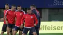 Para pemain Serbia tampak fokus saat latihan di Stadion Ernst Happel, Wina, Kamis (5/10/2017). Serbia akan menghadapi Austria pada laga kualifikasi Piala Dunia 2018. (Bola.com/Reza Khomaini)