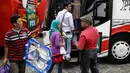 Sebanyak 20 bus disiapkan mengantar 1000 jamaah mudik dari wilayah DKI Jakarta dengan tujuan ke wilayah Jawa Tengah, Yogyakarta, dan Jawa Timur melalui program Mudik Bareng PKB tahun 2017, Jakarta, Kamis (22/6). (Liputan6.com/Faizal Fanani)