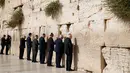 Staf Gedung Putih dan para pejabat berdoa di Tembok Ratapan, tempat suci milik kaum Yahudi, di Yerusalem, Senin (22/5). Presiden AS Donald Trump bersama rombongan kepresidenan melakukan kunjungan bersejarah di Israel (AP Photo/Evan Vucci)