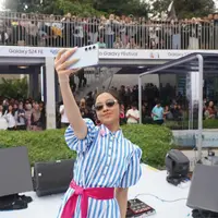 Seru nonton performance Lyodra di Galaxy FEstival pakai Galaxy S24 FE (Samsung).