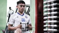 Pemain muda Arema FC, Vikrian Akbar, saat menjalani latihan di gym. (Bola.com/Iwan Setiawan)