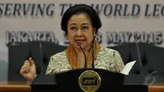 Presiden kelima RI Megawati Soekarnoputri saat menyampaikan pidato kebudayaan di Gedung Arsip Nasional, Jakarta, Selasa (26/5/2015). Megawati mendukung langkah ANRI untuk menjadikan arsip KAA sebagai warisan dunia. (Liputan6.com/Johan Tallo)