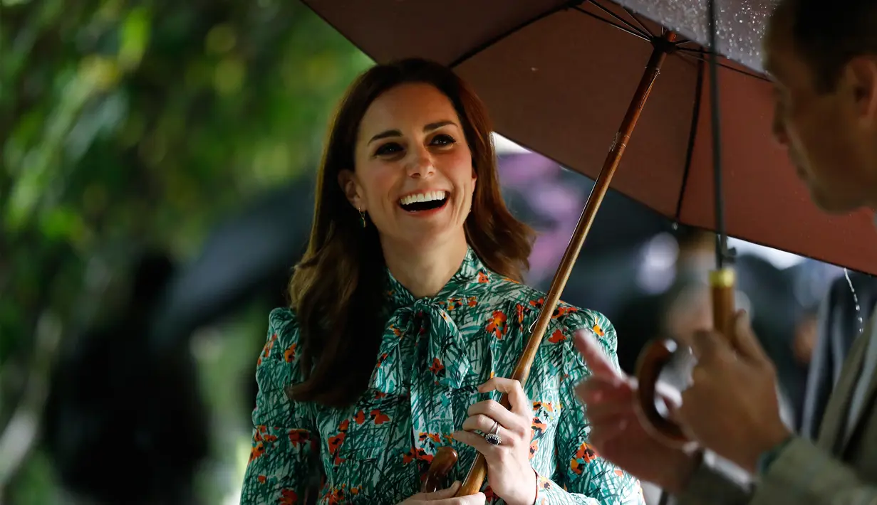 Duchess  of Cambridge, Kate Middleton tertawa bersama Pangeran William saat di taman Istana Kensington, London, Rabu (30/8). Kate Middleton menemani sang suami saat peringatan 20 tahun kematian ibunya, Putri Diana. (Kirsty Wigglesworth/AP)