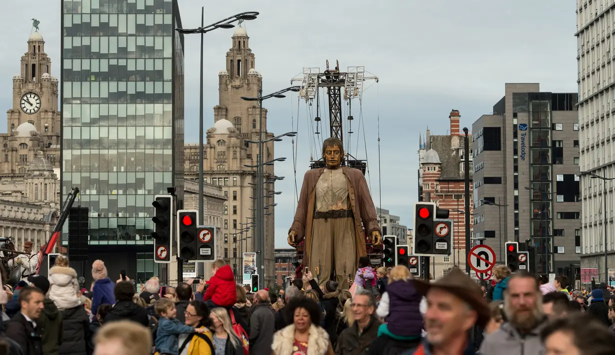 Sebuah boneka raksasa bernama Giant berjalan melewati dermaga di Liverpool, Inggris, Minggu (7/10). Boneka tersebut merupakan karya dari kelompok teater jalanan Prancis, Royal de Luxe yang berjudul: Liverpool's Dream (OLI SCARFF/AFP)