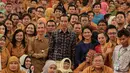 Para penyandang disabilitas berfoto bersama Presiden usai acara puncak peringatan Hari Disabilitas Internasional 2015 di Istana Negara, Jakarta, Kamis (3/12/2015). Presiden meresmikan ATM khusus penyandang disabilitas. (Liputan6.com/Faizal Fanani)