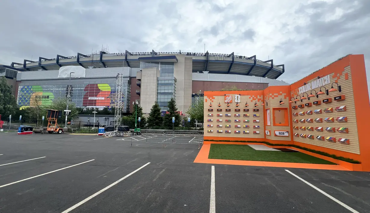 Area luar Gillette Stadium di Foxborough, Boston, AS, menjelang pertandingan fase grup Piala Dunia 2026, Kamis (18/6/2026). Sejumlah instalasi interaktif bertema Piala Dunia disiapkan di kawasan stadion untuk memberikan pengalaman bagi para suporter sebelum memasuki venue pertandingan. (KLY Sports/Hery Kurniawan/Adv/Powerade)