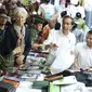 Presiden Jokowi menemani Direktur Pelaksana IMF Christine Lagarde memilih baju koko di salah satu toko Blok A Pasar Tanah Abang, Jakarta, Senin (26/2). Di toko itu Jokowi membantu menanyakan harga dan baju-baju yang ada. (Liputan6.com/Angga Yuniar)