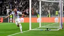 Pemain Lyon, Rayan Cherki merayakan gol penyeimbang 2-2 ke gawang Manchester United dalam laga leg 1 perempat final Liga Europa 2024/2025 di Parc Olympique Lyonnais Groupama stadium, Decines-Charpieu, Prancis. (AFP/Olivier Chassignole)