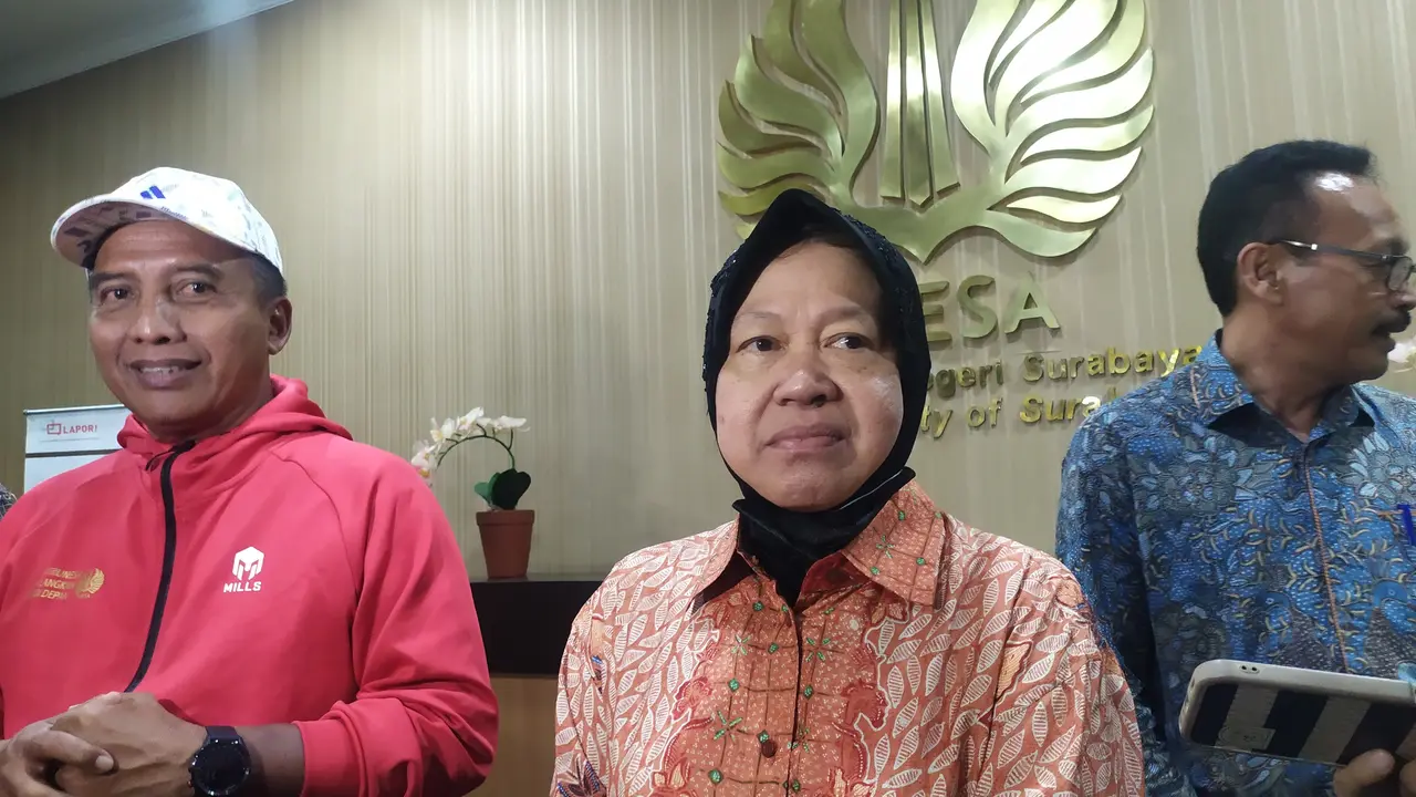 Menteri Sosial Tri RIsmaharini saat kunjungan ke Unesa. (Dian Kurniawan/Liputan6.com)